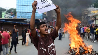 Ein Demonstrant in Nepal hält ein Blatt mit der Forderung nach einem Ende der Korruption hoch.  (Foto: Safal Prakash Shrestha/ZUMA Press Wire/dpa)