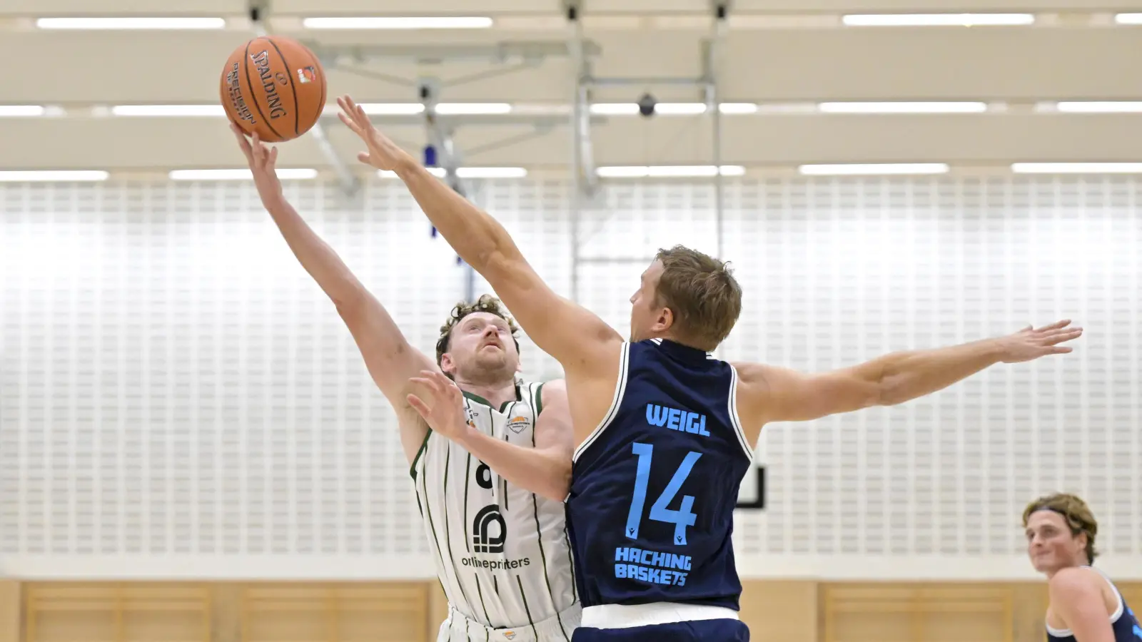 Christian Bittel (links, hier gegen Haching) war im Heimspiel gegen Jahn München einer von zwei Neustädtern, die zweistellig punkteten. (Foto: Martin Rügner)