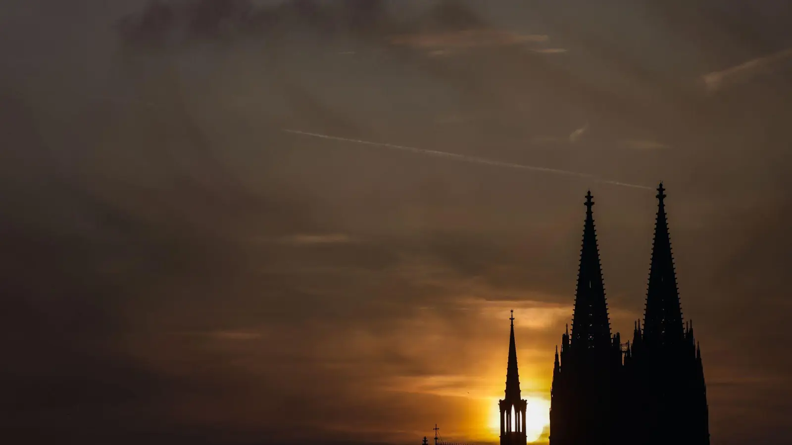 Abendstimmung in Köln am Dom (Foto: Oliver Berg/dpa)