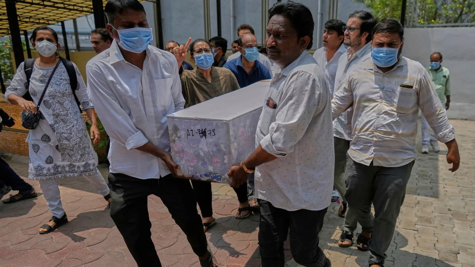 Bei der Katastrophe in Ahmedabad im Bundesstaat Gujarat kamen nach übereinstimmenden Medienberichten mindestens 270 Menschen im Flugzeug und am Boden ums Leben. (Foto: Rafiq Maqbool/AP/dpa)