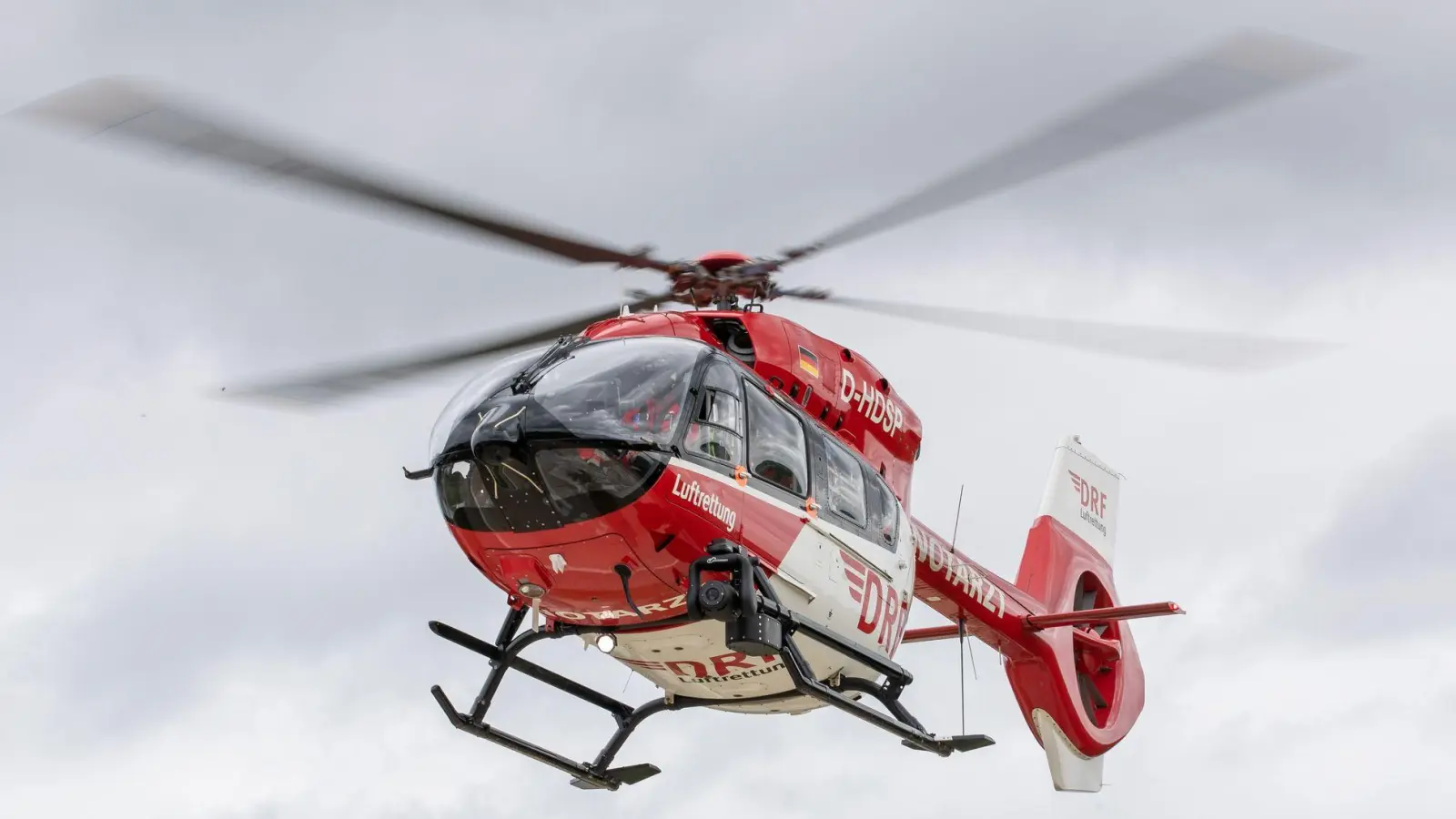 Ein Rettungshubschrauber brachte den lebensgefährlich verletzten 37-Jährigen ins Krankenhaus. (Symbolbild) (Foto: Daniel Karmann/dpa)