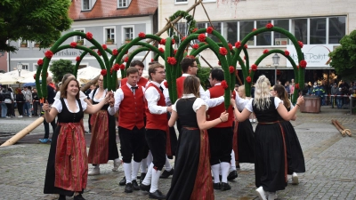 Die Mai-Tänzer aus Burgbernheim trotzen ebenso wie die Musiker dem Schmuddelwetter. (Foto: Ute Niephaus)