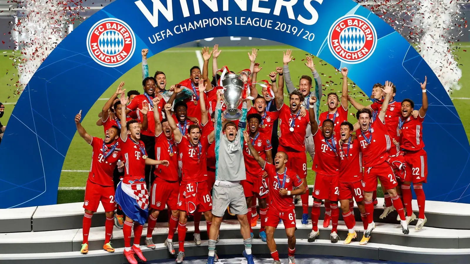 Der letzte Münchner Champions-League-Triumph fiel in die Corona-Zeit. Manuel Neuer reckt den Pokal in die Höhe. (Archivbild) (Foto: Matthew Childs/Pool Reuters/AP/dpa)