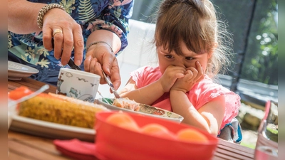 Der Blick des Kindes auf den Teller spricht Bände. Eltern sollten jetzt nicht mit Drohungen drängen, dass das Kind das gegen seinen Willen essen muss. (Foto: Christin Klose/dpa-tmn)
