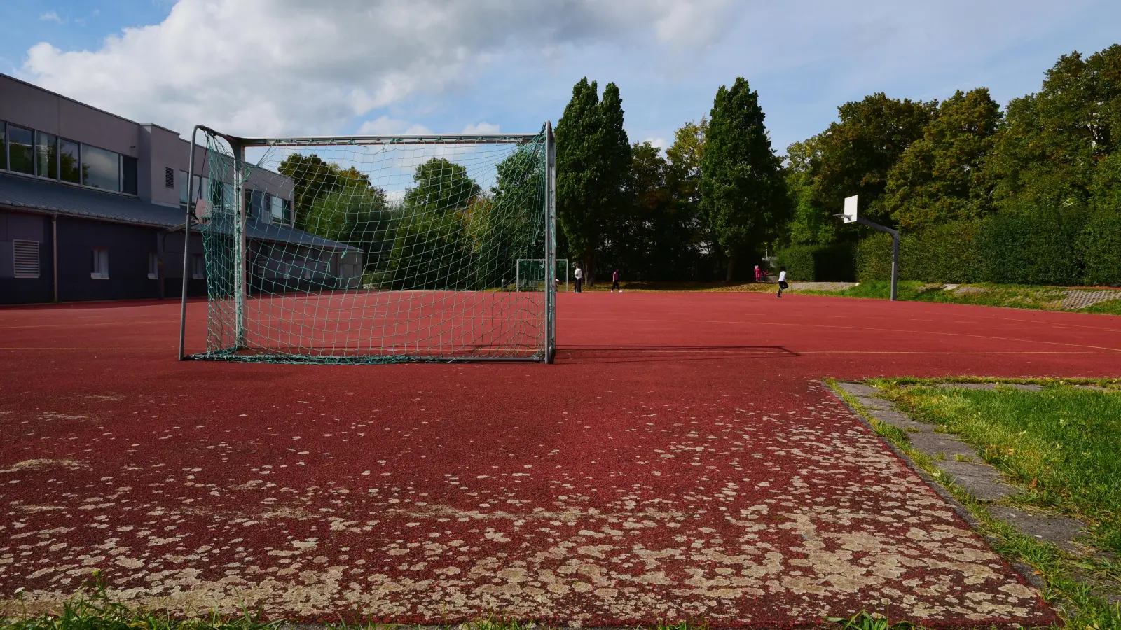 Bei der Sanierung des Sportplatzes an der Weinbergschule sollen Maßnahmen auf die Folgejahre verschoben werden. So will man im aktuellen Haushalt 365.000 Euro einsparen.  (Foto: Irmeli Pohl)