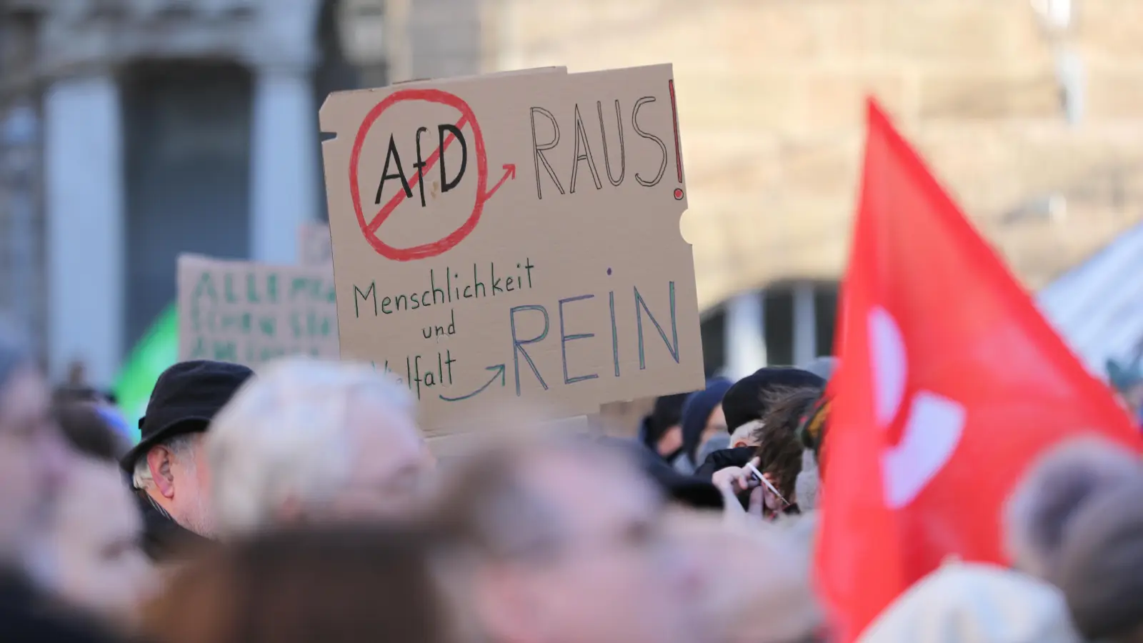 Viele Menschen hielten sich bei der Demo gegen Rechts auf dem Martin-Luther-Platz nicht zurück mit ihrer Meinung und taten dies über einfallsreich gestaltete Plakate kund. (Foto: Zeynel Dönmez)