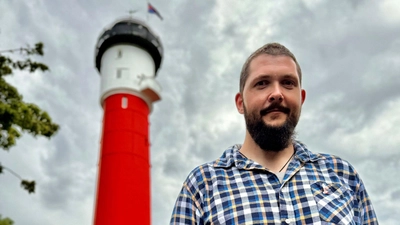 Daniel Jochheim ist der neue Leuchtturmwärter auf der Nordseeinsel Wangerooge. (Foto: Jörn Hüneke/dpa)