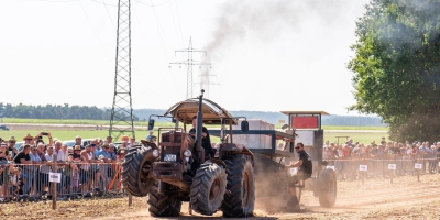 Die Last bringt den Traktor an seine Grenzen und die Zuschauer sind hautnah dabei: Das Bremswagenrennen ist der Höhepunkt der Bulldog-Treffens in Deffersdorf. (Foto: Erich Herrmann)
