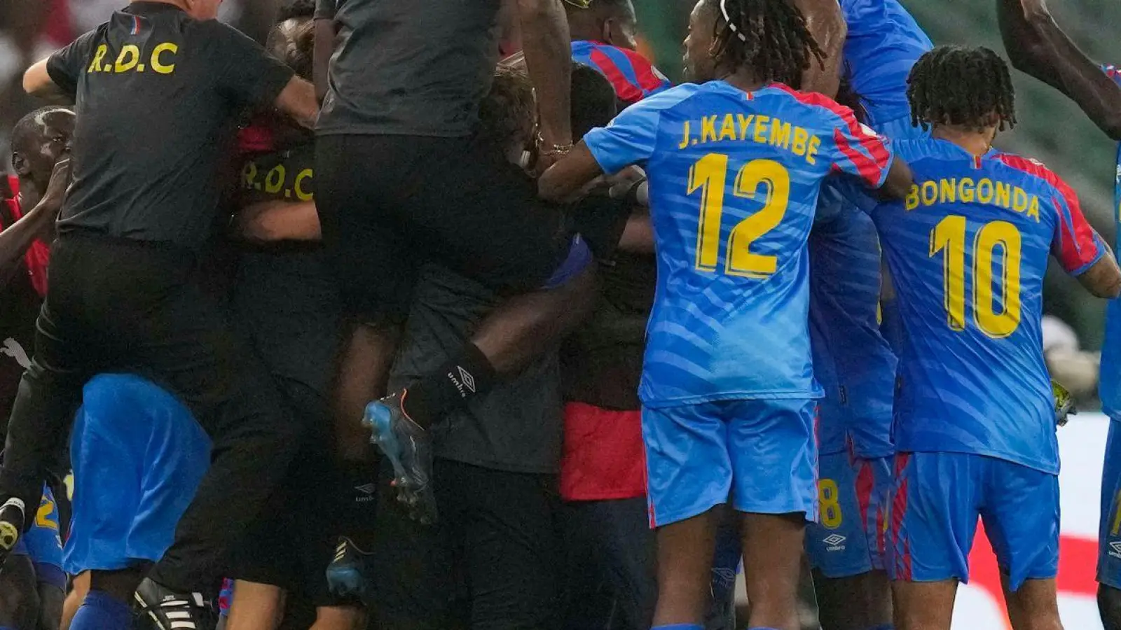 Die Spieler der Demokratischen Republik Kongo feiern den Einzug ins Halbfinale des Afrika-Cups. (Foto: Themba Hadebe/AP)