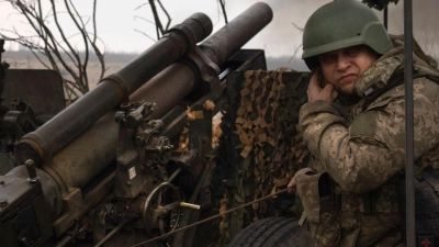 Ukrainische Soldaten der 71. Jägerbrigade feuern eine Haubitze M101 auf russische Stellungen an der Frontlinie ab. (Foto: Efrem Lukatsky/AP/dpa)