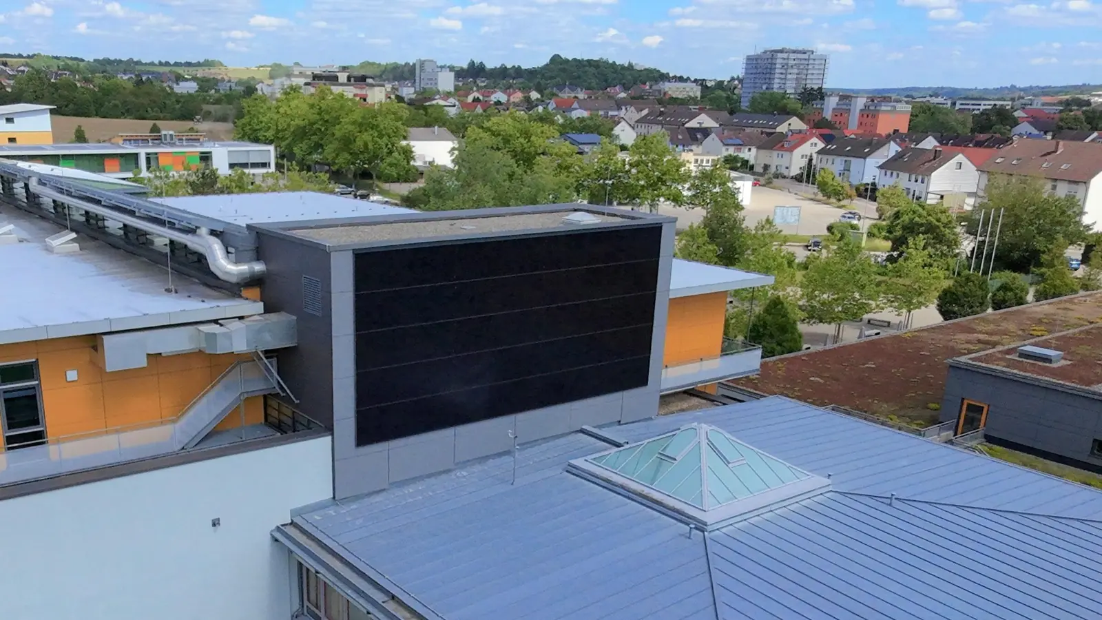 Als erste Liegenschaft des Landkreises Ansbach verfügt die Johann-Steingruber-Realschule in Ansbach nun über eine Fassaden-Photovoltaikanlage. (Foto: Landratsamt Ansbach/Martin Fellner)