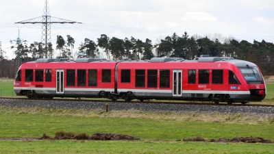 Bei Windsbach kam es am Montagabend zu einem Zusammenstoß zwischen einem Triebwagen und einem Auto. (Symbolbild: Jim Albright)