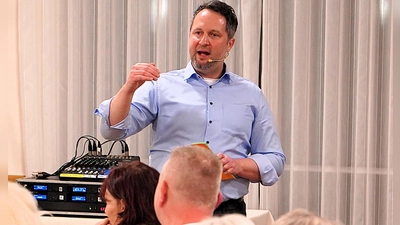 Florian Vogel konnte sich über einen randvollen Saal im Ochsen freuen. Er legte vor rund 200 Menschen seine Ideen dar. (Foto: Simone Hedler)