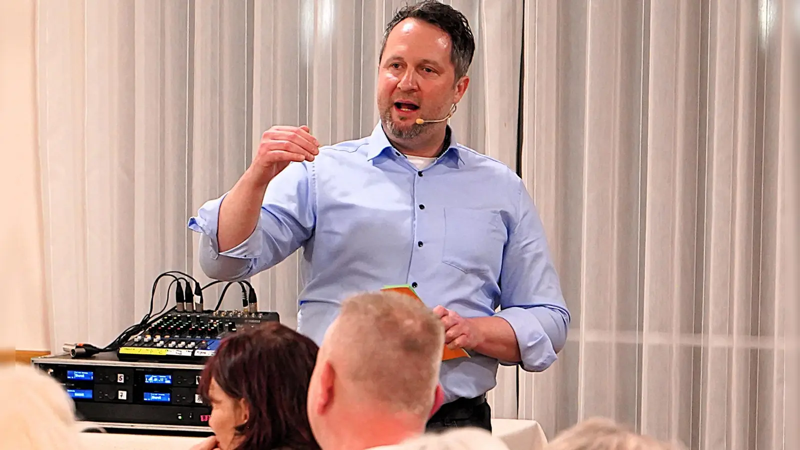 Florian Vogel konnte sich über einen randvollen Saal im Ochsen freuen. Er legte vor rund 200 Menschen seine Ideen dar. (Foto: Simone Hedler)