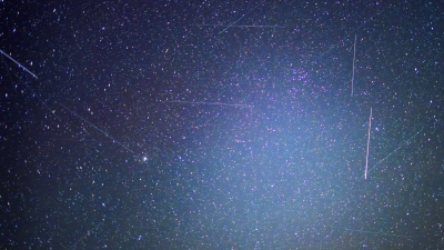 Erdnahe Satelliten sind auf Langzeitbelichtungen als Lichtspuren zu erkennen. Das bayerische Start-Up Mynaric baut Laserfunkterminals für Satelliten und ist nun von einem US-Konzern übernommen worden. (Symbolbild) (Foto: Patrick Pleul/dpa)