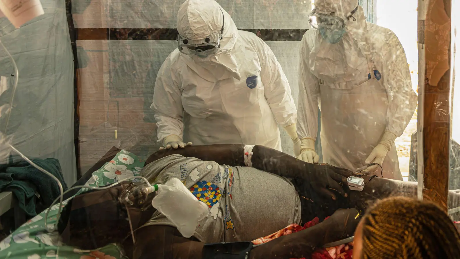 Eigentlich sollte in den von Ebola betroffenen Regionen nicht gestreikt werden - doch auch dort blieben Mitarbeiter des Gesundheitswesens der Arbeit fern. (Archivbild) (Foto: Moses Sawasawa/AP/dpa)