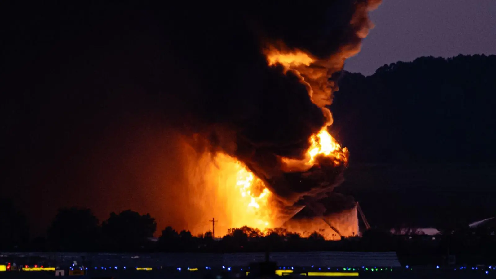 Die Ursache des Flugzeugabsturzes war zunächst unklar. (Foto: Jon Cherry/AP/dpa)