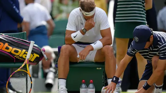 Rafael Nadal hat sich einen Riss in einem Bauchmuskel zugezogen. (Foto: Kirsty Wigglesworth/AP/dpa)