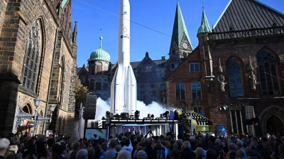 Das Bürgerfest begann mit einem symbolischen Raketenstart.  (Foto: Sina Schuldt/dpa)