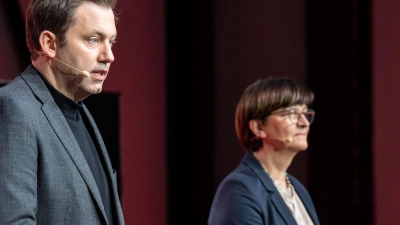 Die SPD-Vorsitzenden Saskia Esken (r) und Lars Klingbeil äußern sich bei einer Pressekonferenz zu der Klausur des SPD-Präsidiums. (Foto: Bernd von Jutrczenka/dpa)