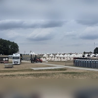 Einen Tag nach der Abreise der Metal-Fans läuft der Abbau von Zelten und Bühnen auf Hochtouren. Was Mülltrennung und Reinigung der Flächen angeht, so lobt der Veranstalter Silverdust das disziplinierte Verhalten der Summer-Breeze-Besuchenden. (Foto: Markus Weinzierl)