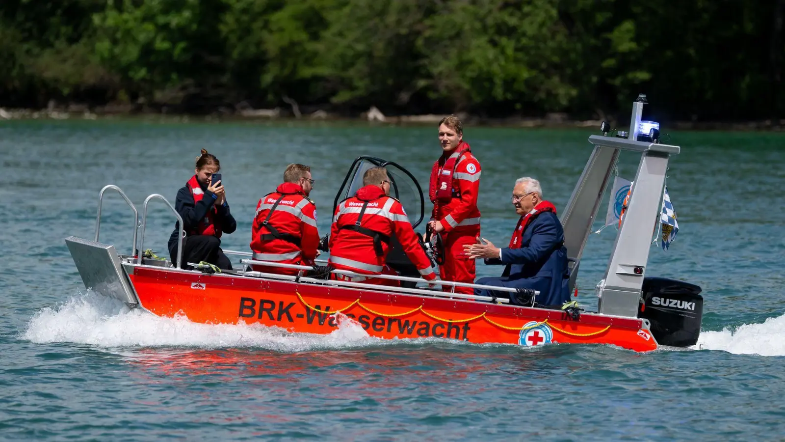 Innenminister Herrmann, DLRG und Wasserwacht starten eine Kampagne für mehr Sicherheit am Badesee. (Foto: A4366 Sven Hoppe/dpa)