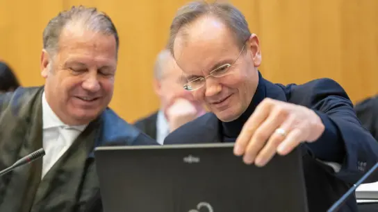 Der frühere Wirecard-Vorstandschef Markus Braun (rechts) sitzt beim Prozessauftakt neben seinem  Anwalt Alfred Dierlamm auf der Anklagebank im Gerichtssaal. (Foto: Peter Kneffel/dpa)