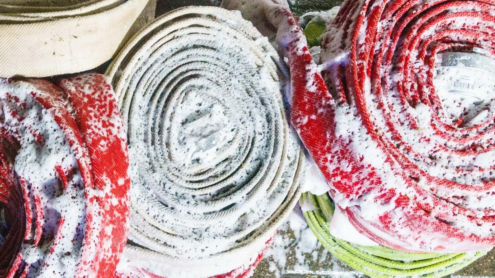 PFAS-haltiger Löschschaum darf ab 10. April 2026 nur noch mit wenigen Ausnahmen verwendet werden. (Symbolbild) (Foto: Andreas Arnold/dpa)