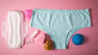 Vielfalt der Menstruationsprodukte: von Tampons über Menstruationstassen bis hin zu Periodenunterwäsche. Jede sollte das Produkt wählen, das am besten zu ihr passt. (Foto: Christin Klose/dpa-tmn)