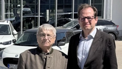 Der geschäftsführende Gesellschafter der Autohäuser Breitschwert, Klaus Dieter Breitschwert (links), freut sich, dass Dr. Oliver Herbst (rechts) als Geschäftsführer eingetreten ist.  (Foto: Autohaus Breitschwert)