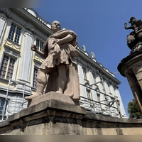 Stolz steht der römische Herrscher mit Tunika und Feldherrnmantel nun wieder auf der Brüstung der Brücke über den Schlossgraben. Geschaffen wurde die Caesar-Figur um 1737/1738. (Foto: Lara Hausleitner)