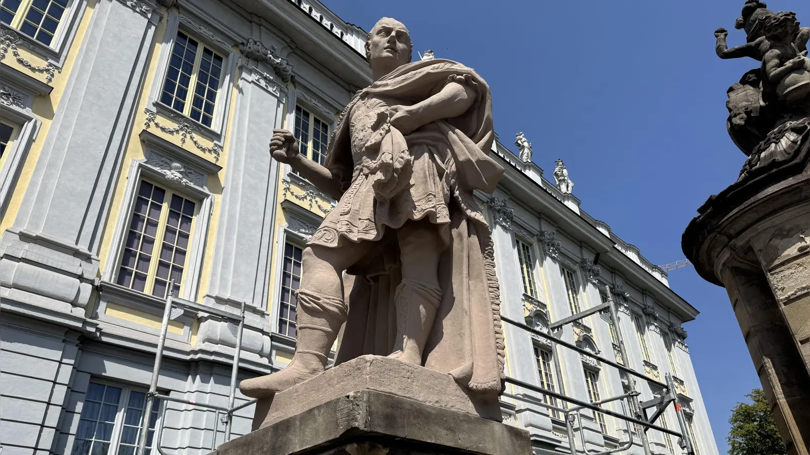 Stolz steht der römische Herrscher mit Tunika und Feldherrnmantel nun wieder auf der Brüstung der Brücke über den Schlossgraben. Geschaffen wurde die Caesar-Figur um 1737/1738. (Foto: Lara Hausleitner)