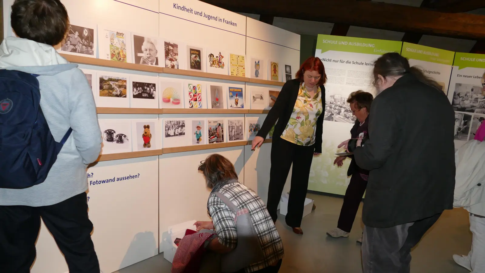 Wer sich von den Fotos angesprochen fühlte, konnte in den Texten wühlen, die für die Ausstellung „Weißt Du noch? – Kindheit und Jugend in Franken“ von den Einsendern zur Verfügung gestellt worden waren. (Foto: Sylvia Fehlinger)