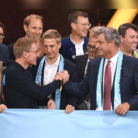 Auf gute Nord-Süd-Zusammenarbeit: Schleswig-Holsteins Ministerpräsident Daniel Günther, Münchens Oberbürgermeister Dominik Krause und Bayerns Ministerpräsident Markus Söder beglückwünschen sich (l-r).  (Foto: Marijan Murat/dpa)