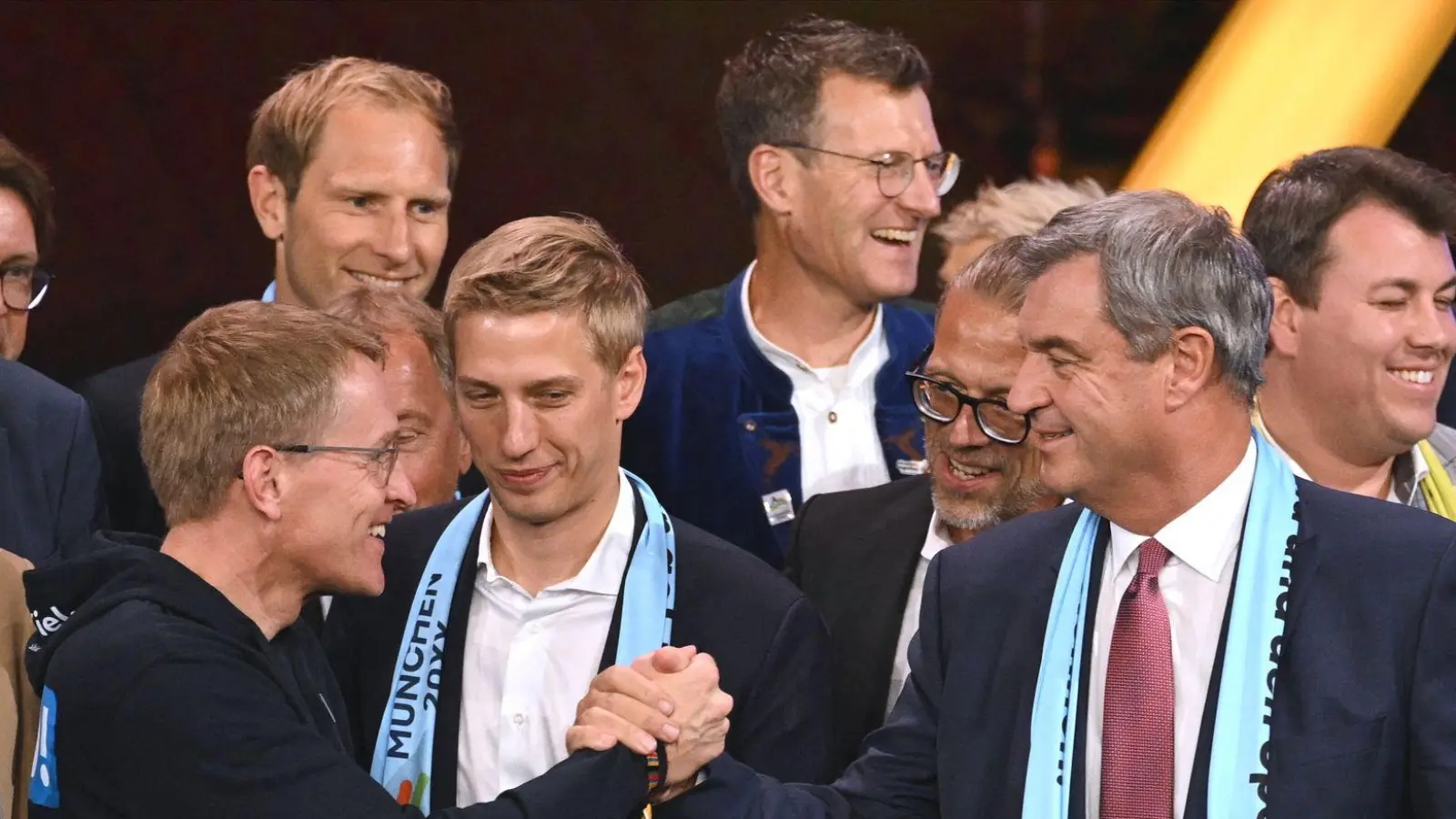 Auf gute Nord-Süd-Zusammenarbeit: Schleswig-Holsteins Ministerpräsident Daniel Günther, Münchens Oberbürgermeister Dominik Krause und Bayerns Ministerpräsident Markus Söder beglückwünschen sich (l-r).  (Foto: Marijan Murat/dpa)