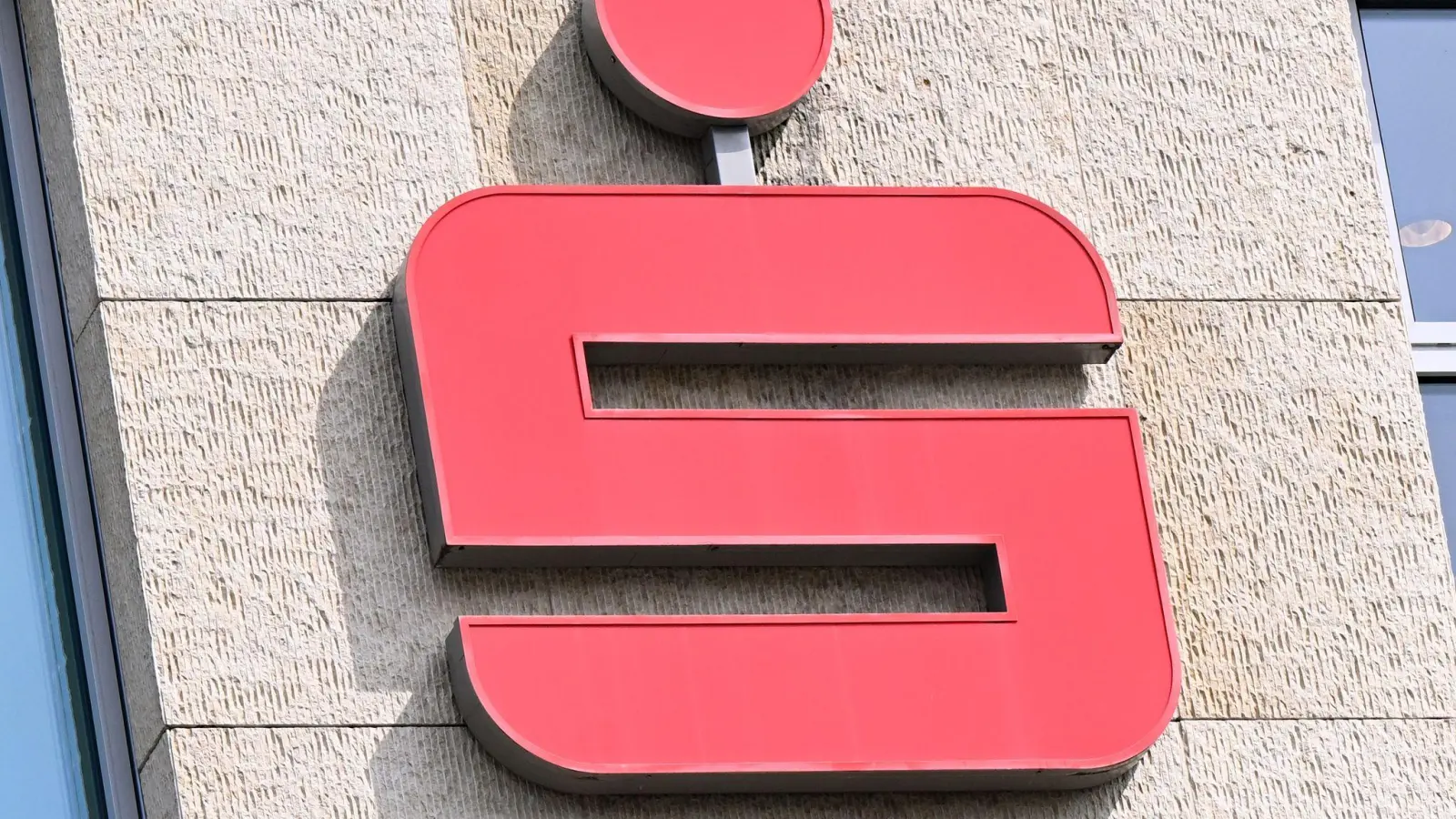 Sparkassen gehen neue Wege bei der Kundenwerbung (Symbolbild) (Foto: Bernd Weißbrod/dpa)