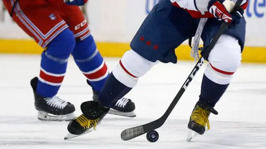 Zwei Eishockeyspieler kämpfen um den Puck. (Foto: John Munson/AP/dpa/Symbolbild)