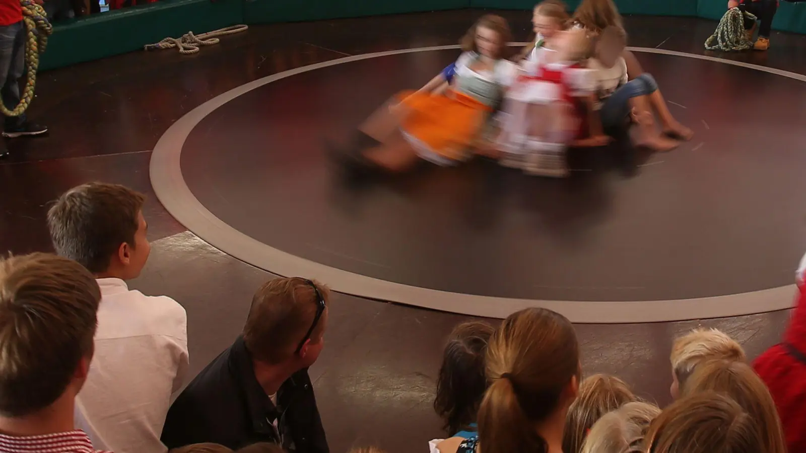 Viele Leute haben Freude am Teufelsrad (Archivbild).  (Foto: Christian Charisius/dpa)