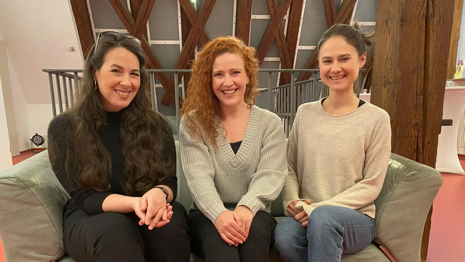 Angela Eberlein, Diana Barth und Claudia Roth (von links) spielen die französischen Flugbegleiterinnen in dem Musical „Beatles on Bord”, das das Landestheater Dinkelsbühl im Sommer 2025 auf die Bühne bringt. (Foto: Lisa-Maria Liebing)