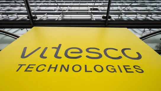 Der Schriftzug von „Vitesco Technologies“ steht auf einem Schild vor dem Werksgelände. (Foto: Armin Weigel/dpa)