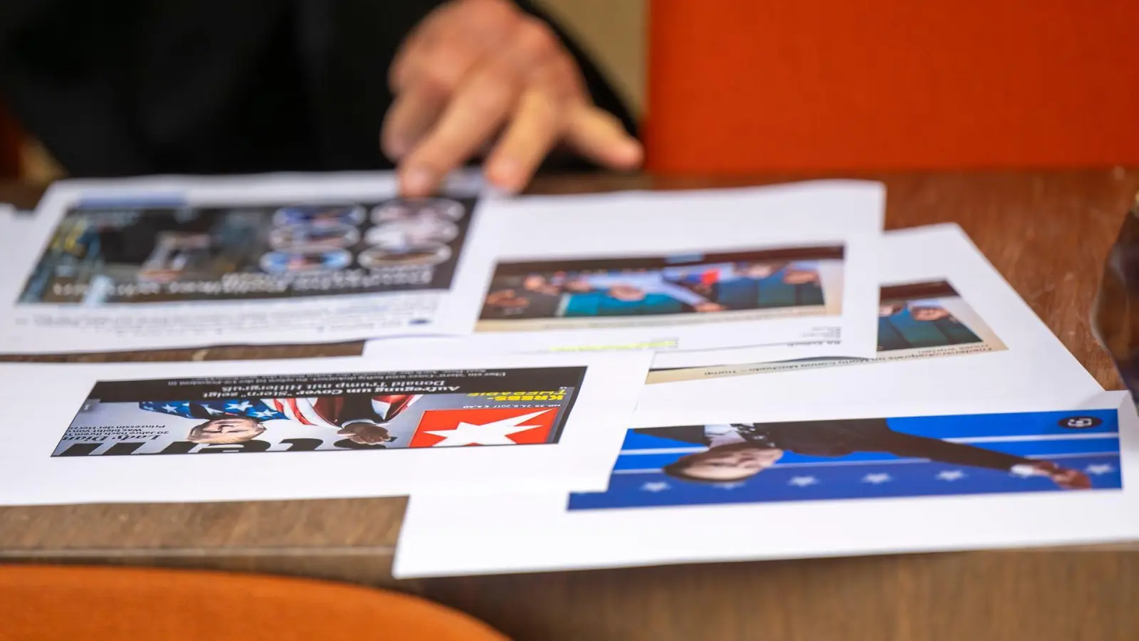 Bystrons Verteidiger versuchte in dessen Abwesenheit, die Vorwürfe vor Gericht mit Hilfe anderer Abbildungen zu relativieren. (Foto: Peter Kneffel/dpa)