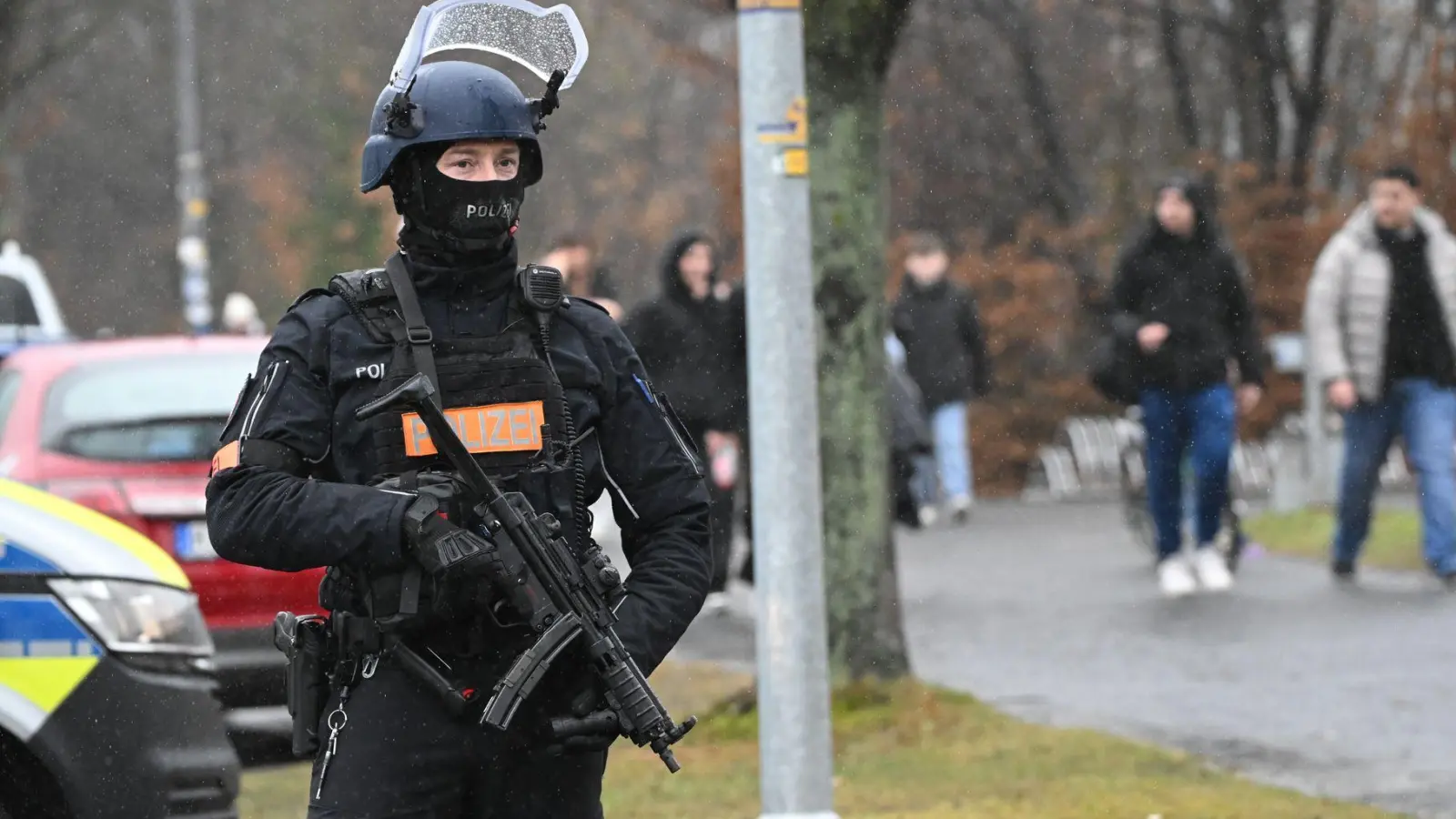 Die Polizei hat das Gelände abgesucht. (Foto: Julian Stratenschulte/dpa)