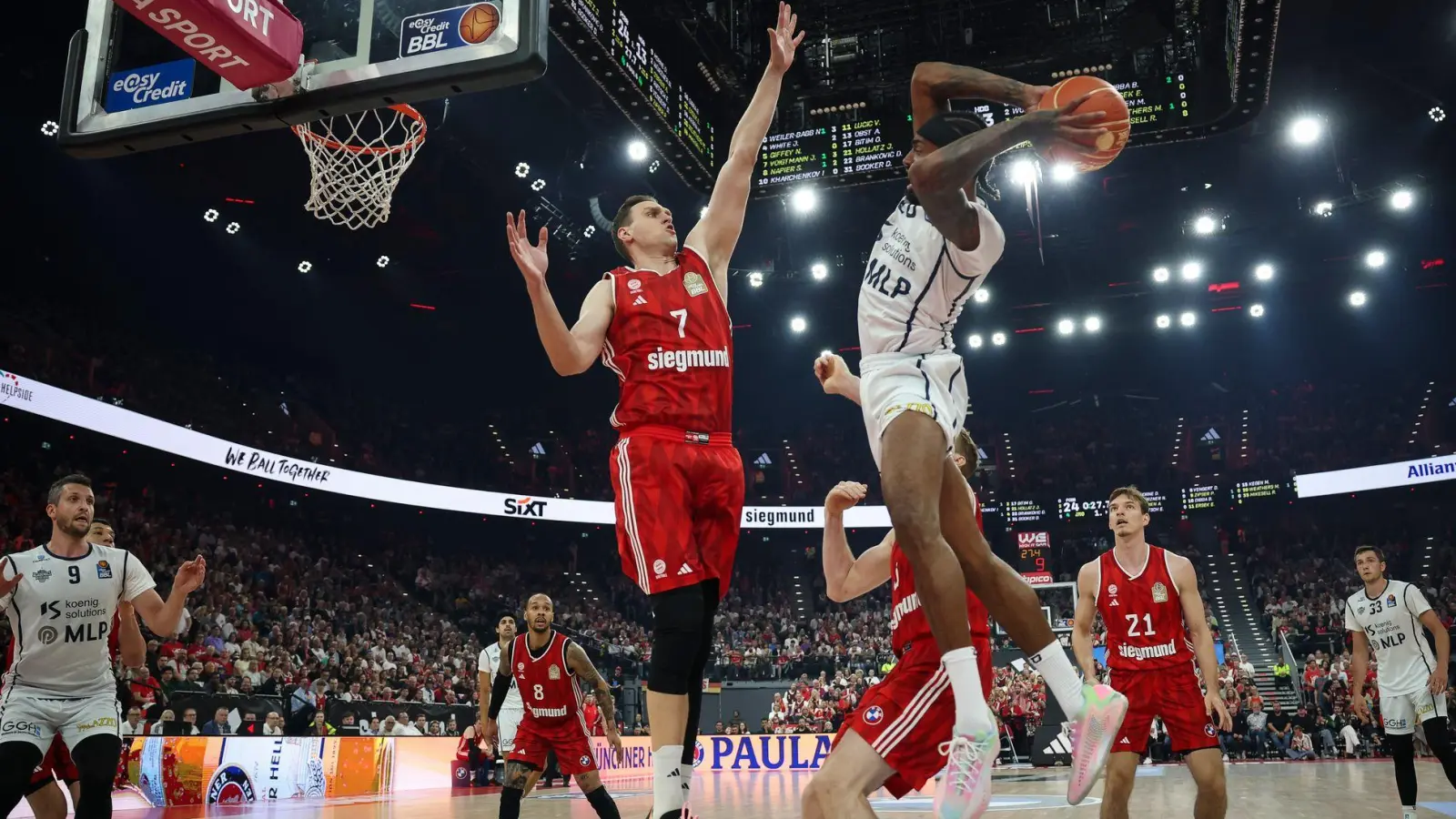 Bayerns Basketballer stehen nach einem deutlichen Erfolg vor dem Einzug ins Playoff-Finale. (Foto: Christian Charisius/dpa)