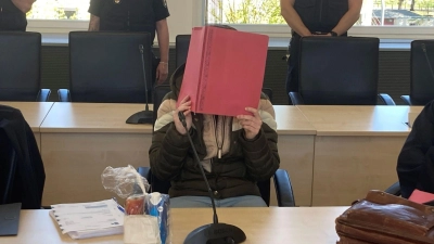 Die Angeklagte im Saal 2.002 im Rostocker Landgericht. (Foto: Helmut Reuter/dpa)