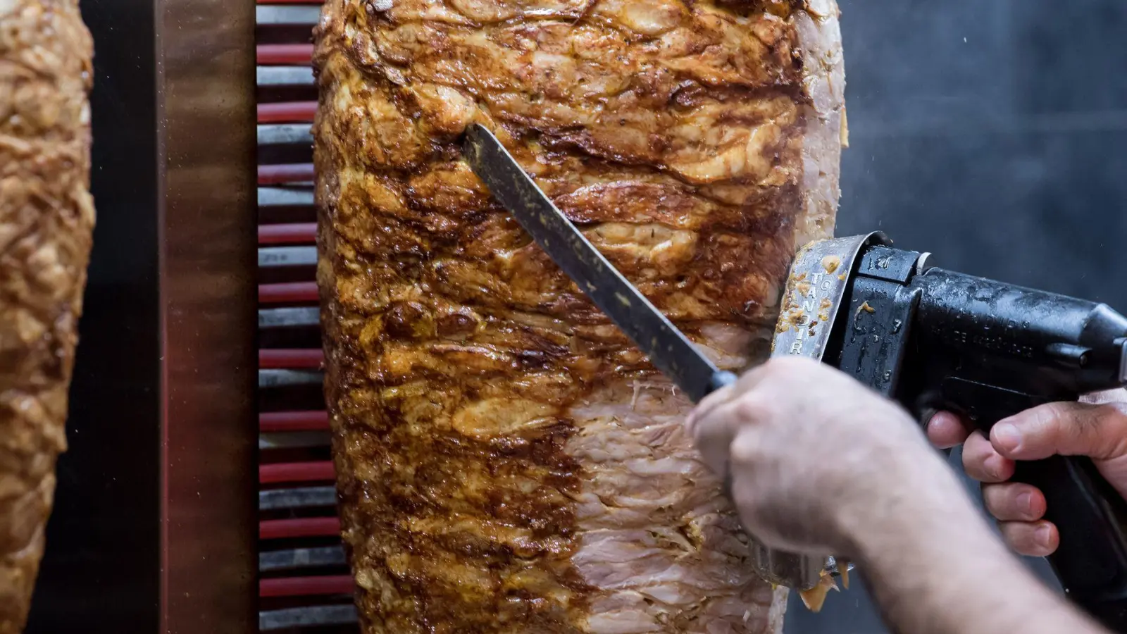 Die Regeln für die Herstellung der Fleischspieße können vorerst so bleiben, wie sie sind. (Archivbild) (Foto: Sven Hoppe/dpa)