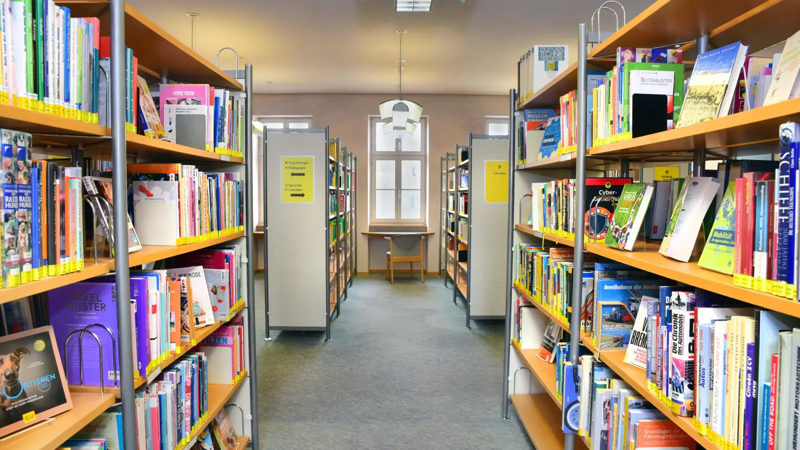 Ein Blick in die Ansbacher Stadtbücherei: In der „Nacht der Bibliotheken“ soll in den Räumen eine Menge los sein – und auch in anderen Bibliotheken in Ansbach und Umgebung. (Foto: Sarina Schwinn)