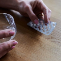 Für viele Menschen mit psychischen Erkrankungen sind Medikamente Teil der Therapie. Bei großer Hitze können sie aus verschiedenen Gründen anders wirken. Doch man kann gegensteuern. (Foto: Annette Riedl/dpa/dpa-tmn)