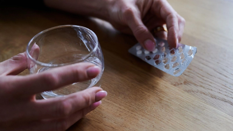 Für viele Menschen mit psychischen Erkrankungen sind Medikamente Teil der Therapie. Bei großer Hitze können sie aus verschiedenen Gründen anders wirken. Doch man kann gegensteuern. (Foto: Annette Riedl/dpa/dpa-tmn)