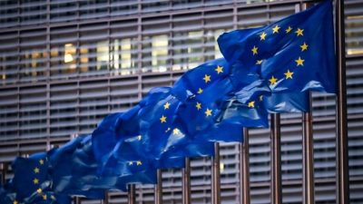 Europaflaggen wehen vor dem Sitz der EU-Kommission. Die nächste Europawahl ist für Juni 2024 angesetzt worden. (Foto: Zhang Cheng/XinHua/dpa)