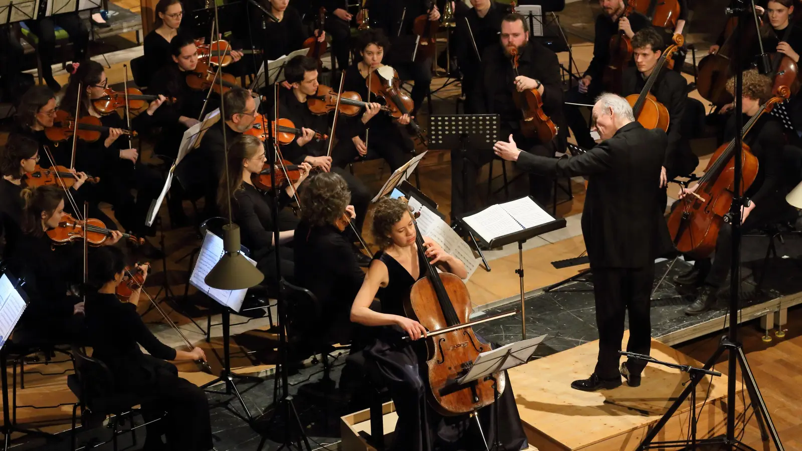 Setzten sich für das Cellokonzert von Marie Jaëll ein: das Projektorchester der Berufsschule für Musik Dinkelsbühl unter der Leitung von Professor Rüdiger Bohn und die Cellistin Verena Sennekamp. (Foto: Thomas Wirth)